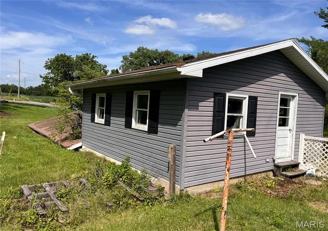 Homes for sale in Collinsville, IL | 407 Arnotti Ln, Collinsville, IL 62234 | MLS# MIS26040762
