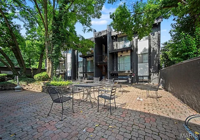 2nd image of 809 W 40th St #14, Kansas City, MO 64111 | MLS# MIS26040784