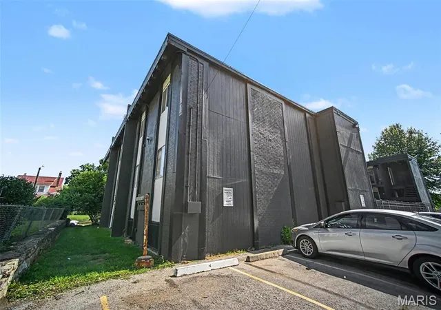 2nd image of 809 W 40th St, Kansas City, MO 64111