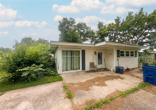 Homes for sale in Florissant, MO | 15 Marquette Dr, Florissant, MO 63031 | MLS# MIS26040810