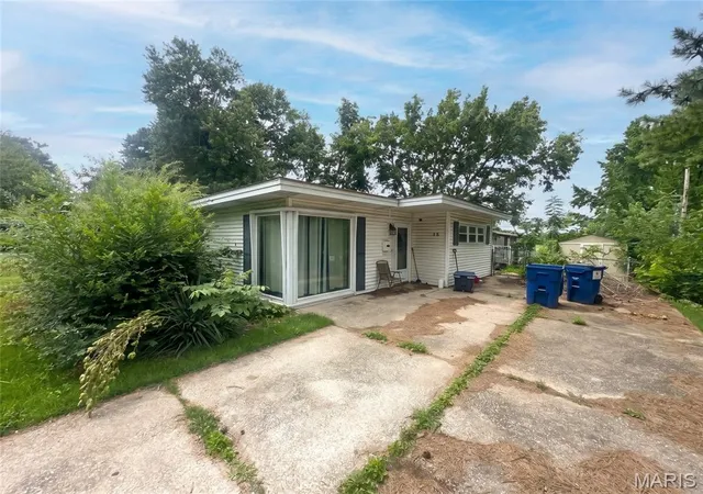 Homes for sale in Florissant, MO | 15 Marquette Dr, Florissant, MO 63031 | MLS# MIS26040810