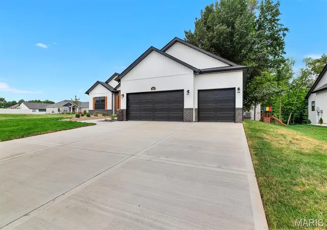 Photo 2 of Single family home for sale at 1501 Guilford Pl, Troy, IL 62294 | MLS# MIS26040836 | Listing updated on 2026-09-20