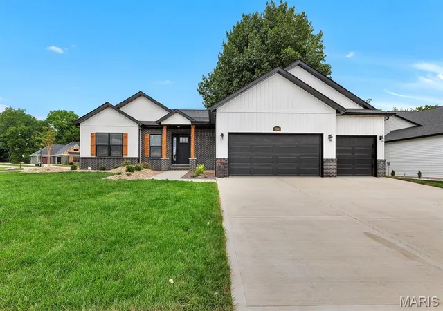 Photo 3 of Single family home for sale at 1501 Guilford Pl, Troy, IL 62294 | MLS# MIS26040836 | Listing updated on 2026-09-20