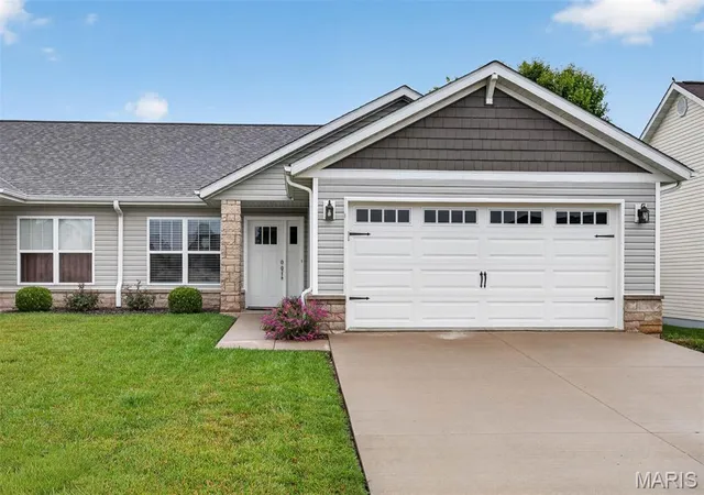 Homes for sale in Highland, IL | 110 Auburn Ct #B, Highland, IL 62249 | MLS# MIS26040852