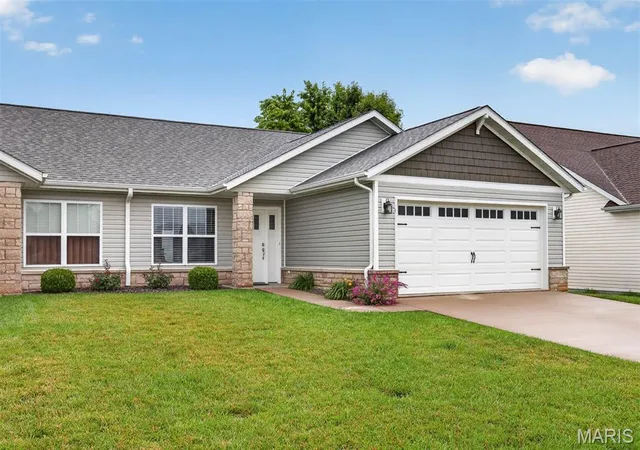 Homes for sale in Highland, IL | 110 Auburn Ct #B, Highland, IL 62249 | MLS# MIS26040852