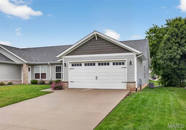 Homes for sale in Highland, IL | 110 Auburn Ct #B, Highland, IL 62249 | MLS# MIS26040852