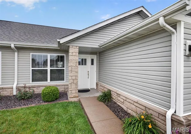 Homes for sale in Highland, IL | 110 Auburn Ct #B, Highland, IL 62249 | MLS# MIS26040852