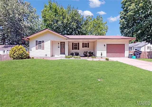 Homes for sale in Belleville, IL | 1905 Foster Dr, Belleville, IL 62226 | MLS# MIS26040871