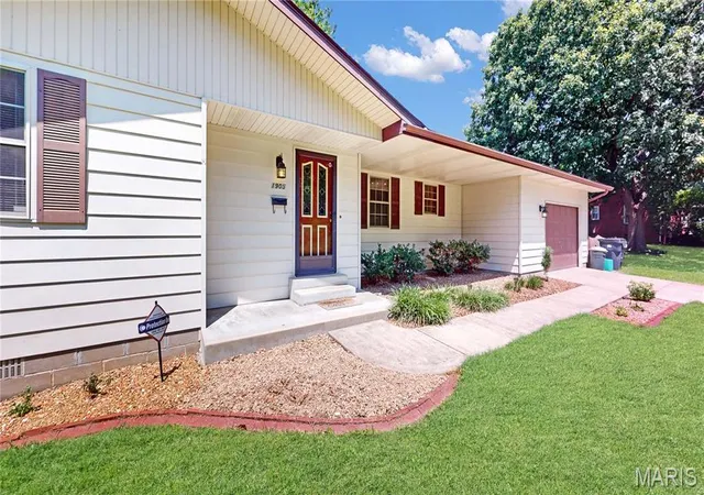 Homes for sale in Belleville, IL | 1905 Foster Dr, Belleville, IL 62226 | MLS# MIS26040871