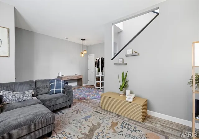 Photo 3 of Sale Pending at 4122 Westminster Pl, Saint Louis, MO 63108 | MLS# MIS26040874 | Listing updated on 2026-07-10