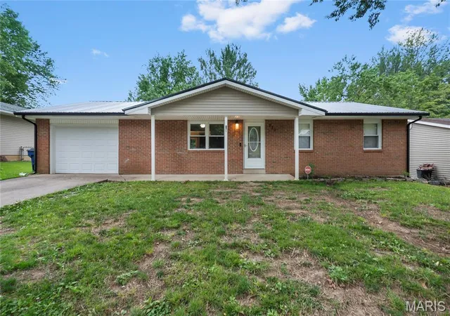 Photo 1 of Sale Pending at 219 Hillvale St, Cape Girardeau, MO 63701 | MLS# MIS26040885 | Listing updated on 2026-08-31