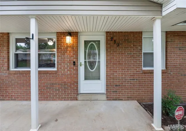 Photo 2 of Sale Pending at 219 Hillvale St, Cape Girardeau, MO 63701 | MLS# MIS26040885 | Listing updated on 2026-08-31