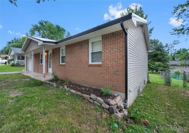 Photo 3 of Sale Pending at 219 Hillvale St, Cape Girardeau, MO 63701 | MLS# MIS26040885 | Listing updated on 2026-08-31