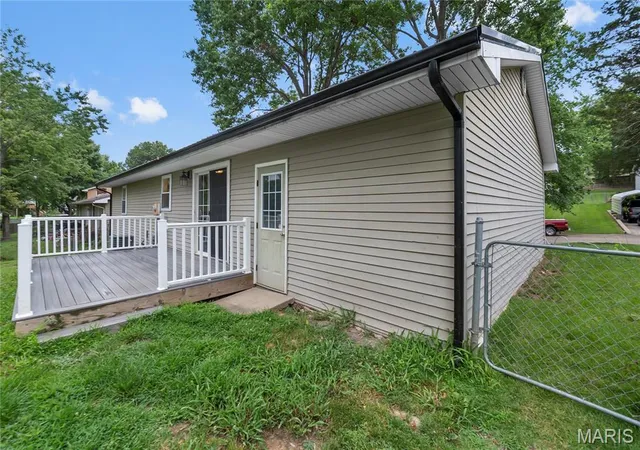 Photo 3 of Sale Pending at 219 Hillvale St, Cape Girardeau, MO 63701 | MLS# MIS26040885 | Listing updated on 2026-08-31
