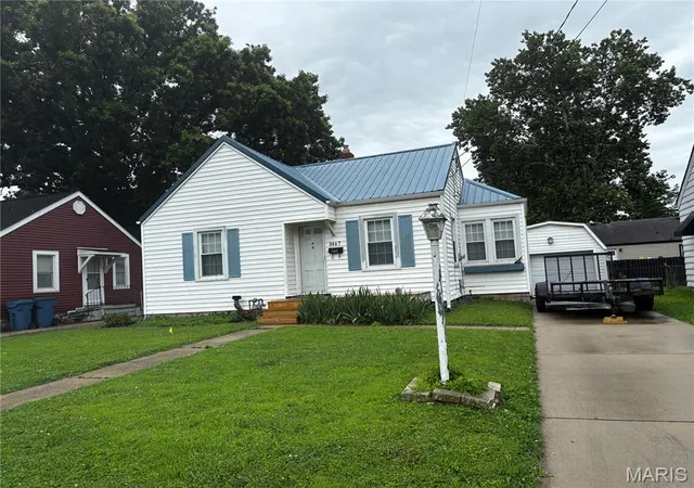 Homes for sale in Alton, IL | 3407 Leo St, Alton, IL 62002 | MLS# MIS26040901