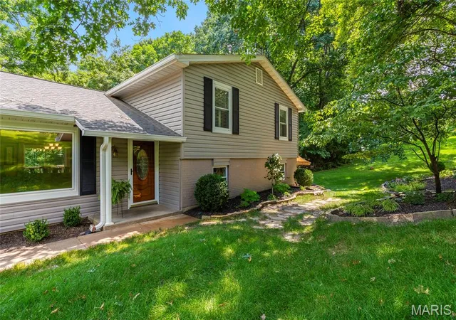 2nd image of 12 Hickory Hill Dr, O Fallon, MO 63366 | MLS# MIS26040906