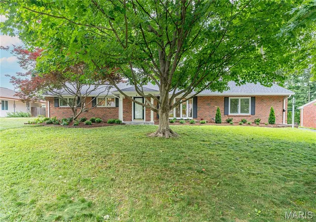 Homes for sale in Creve Coeur, MO | 8 Tealwood Dr, Creve Coeur, MO 63141 | MLS# MIS26040909