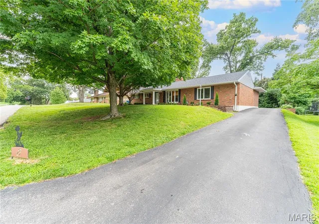 Homes for sale in Creve Coeur, MO | 8 Tealwood Dr, Creve Coeur, MO 63141 | MLS# MIS26040909