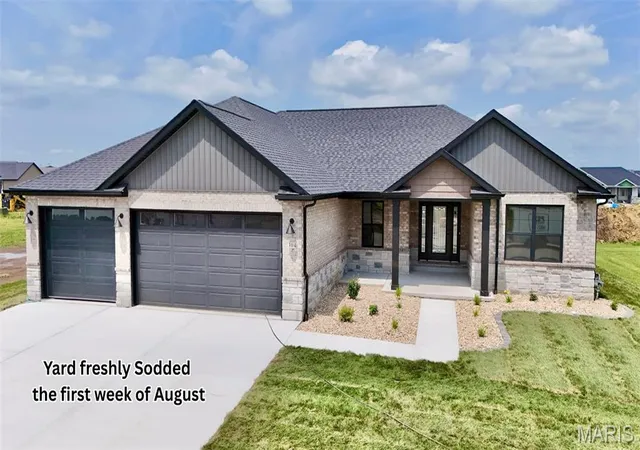Photo 2 of Single family home for sale at 304 Rumsfeld Dr, Troy, IL 62294 | MLS# MIS26040932 | Listing updated on 2026-09-14