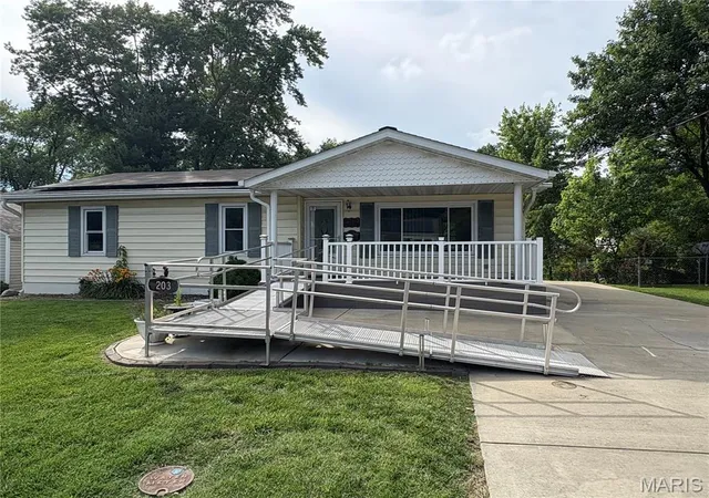 Homes for sale in Collinsville, IL | 203 Greenfield Dr, Collinsville, IL 62234 | MLS# MIS26040943