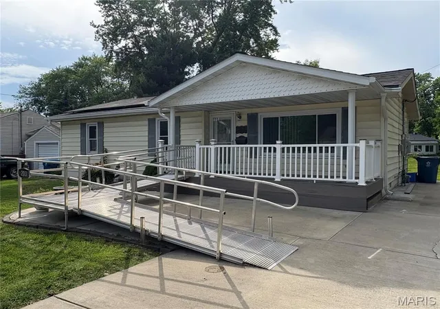Homes for sale in Collinsville, IL | 203 Greenfield Dr, Collinsville, IL 62234 | MLS# MIS26040943