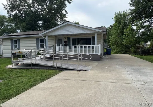 Homes for sale in Collinsville, IL | 203 Greenfield Dr, Collinsville, IL 62234 | MLS# MIS26040943