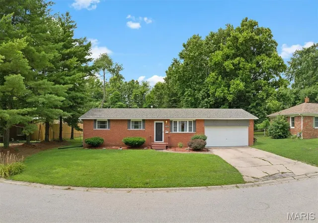 Homes for sale in Alton, IL | 4816 Wick Mor Dr, Alton, IL 62002 | MLS# MIS26040947