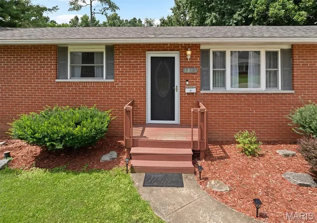Homes for sale in Alton, IL | 4816 Wick Mor Dr, Alton, IL 62002 | MLS# MIS26040947