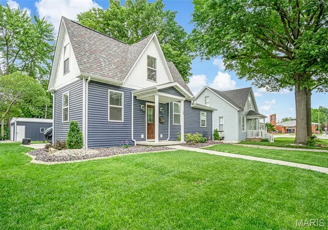 Homes for sale in Trenton, IL | 120 E 1st St, Trenton, IL 62293 | MLS# MIS26040967