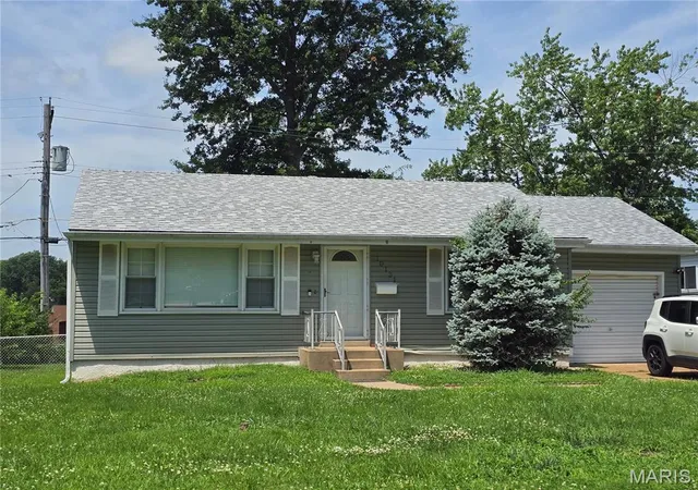 2nd image of 10131 Dwight Dr, St Louis, MO 63137 | MLS# MIS26040981