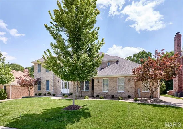 Photo 3 of Sale Pending at 16 Delacroix Pl, Saint Charles, MO 63303 | MLS# MIS26041038 | Listing updated on 2026-08-29