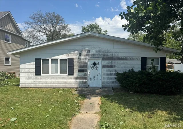 Homes for sale in Breese, IL | 550 N Chestnut St, Breese, IL 62230 | MLS# MIS26041070