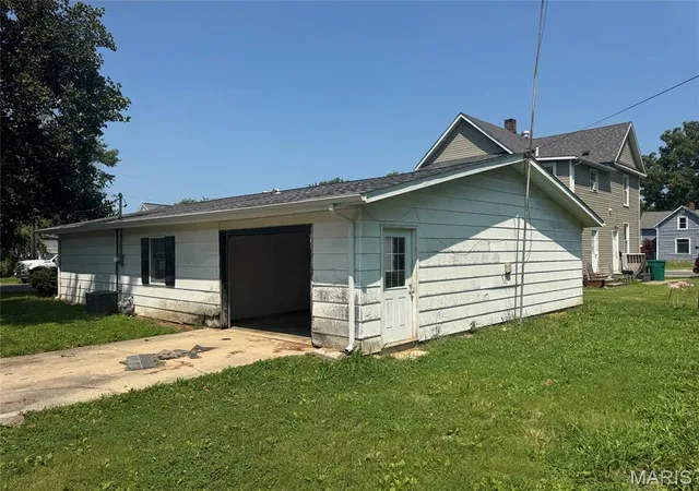 Photo 2 of Single family home for sale at 550 N Chestnut St, Breese, IL 62230 | MLS# MIS26041070 | Listing updated on 2026-08-08