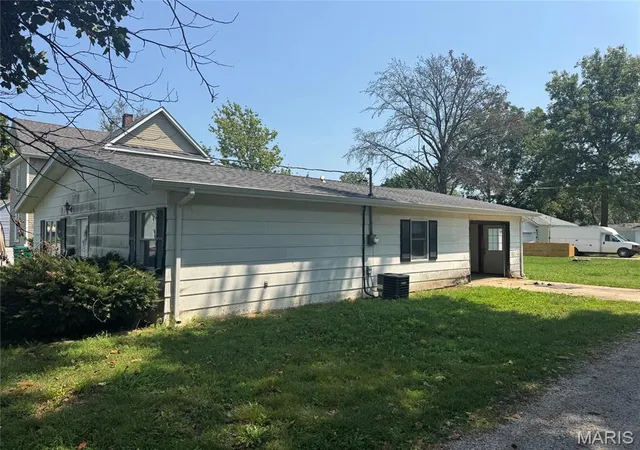 Photo 3 of Single family home for sale at 550 N Chestnut St, Breese, IL 62230 | MLS# MIS26041070 | Listing updated on 2026-08-08