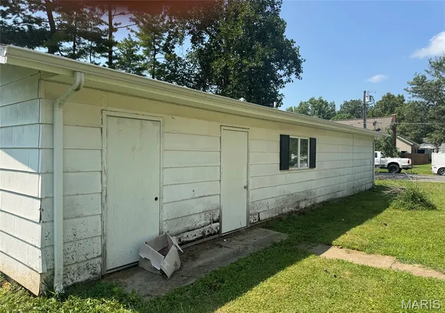 Photo 3 of Single family home for sale at 550 N Chestnut St, Breese, IL 62230 | MLS# MIS26041070 | Listing updated on 2026-08-08