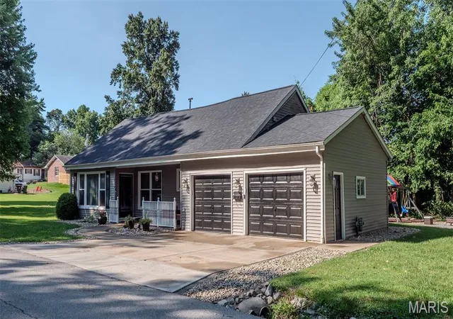 Homes for sale in Belleville, IL | 329 N Florida Ave, Belleville, IL 62221 | MLS# MIS26041071