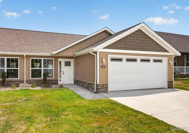 Homes for sale in Highland, IL | 40 Auburn Ct #B, Highland, IL 62249 | MLS# MIS26041101