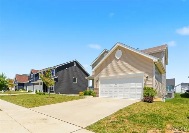 Homes for sale in Wentzville, MO | 219 Burrograss Dr, Wentzville, MO 63385 | MLS# MIS26041130
