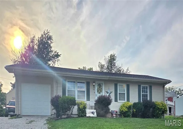Homes for sale in Palmyra, MO | 514 W Lafayette St, Palmyra, MO 63461 | MLS# MIS26041157