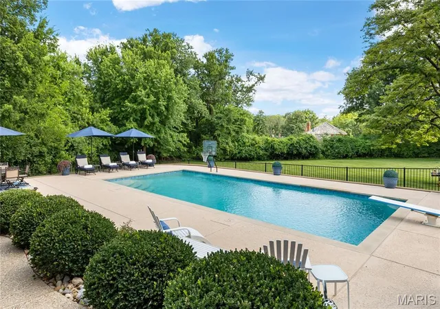 4th image of 12404 Cedar Moor Dr, And Country, MO 63131 | MLS# MIS26041162