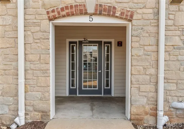 3rd image of 5 Monarch Trace Ct, Chesterfield, MO 63017