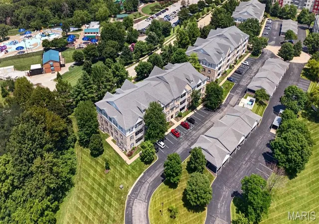 2nd image of 5 Monarch Trace Ct, Chesterfield, MO 63017