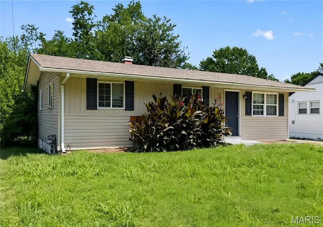 Photo 3 of Sale Pending at 10324 Durness Dr, St Louis, MO 63137 | MLS# MIS26041241 | Listing updated on 2026-10-27