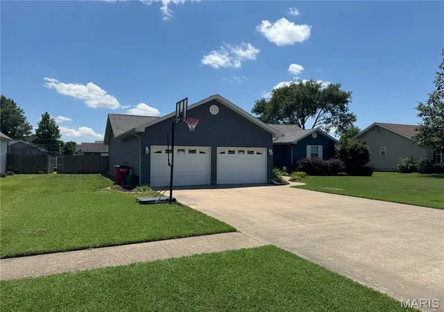 Homes for sale in Sikeston, MO | 921 Bucklin Circle, Sikeston, MO 63801 | MLS# MIS26041247