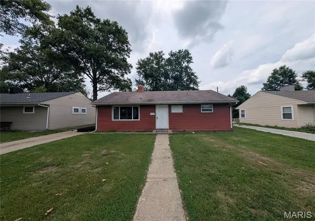 Homes for sale in Belleville, IL | 1138 Lilac Dr, Belleville, IL 62220 | MLS# MIS26041271