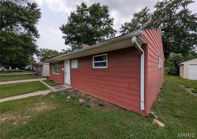 Homes for sale in Belleville, IL | 1138 Lilac Dr, Belleville, IL 62220 | MLS# MIS26041271