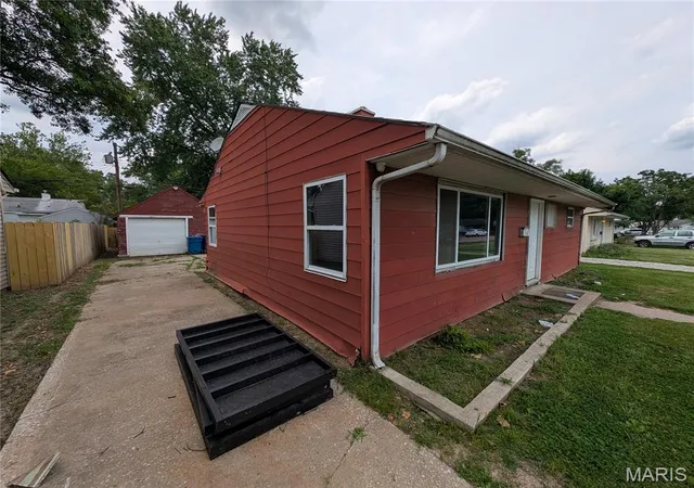 Homes for sale in Belleville, IL | 1138 Lilac Dr, Belleville, IL 62220 | MLS# MIS26041271