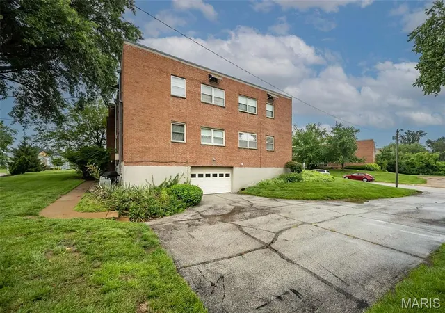 2nd image of 1 Delcrest Ct, Saint Louis, MO 63124