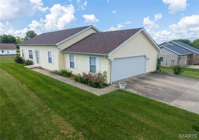 Photo 1 of Sale Pending at 2204 Brian St, Vandalia, IL 62471 | MLS# MIS26041293 | Listing updated on 2026-08-25