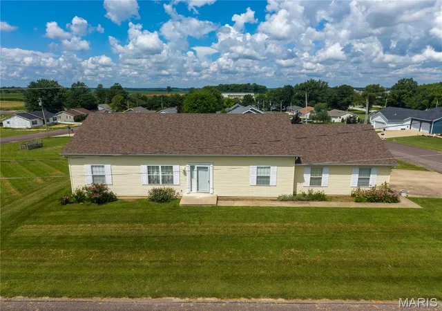 Photo 2 of Sale Pending at 2204 Brian St, Vandalia, IL 62471 | MLS# MIS26041293 | Listing updated on 2026-08-25
